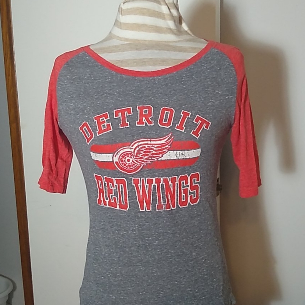 🛍 3/$20 Red Wings shirt